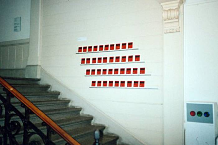Aufstellung der Postkarten von José Maria in der Eingangshalle des Langenthaler Kunsthauses.