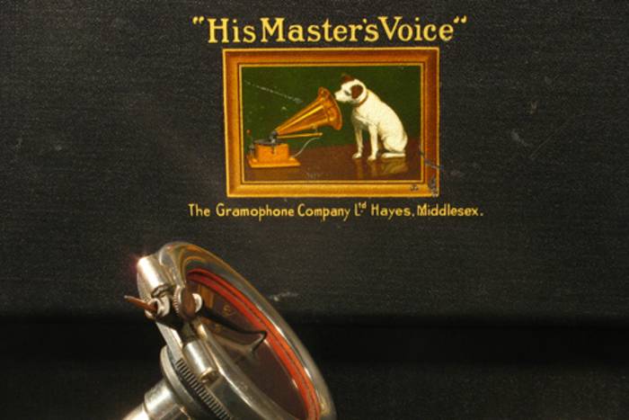 Das Logo von "His Masters Voice": Ein Hund, der vor einem Trichter-Grammophon sitzt.