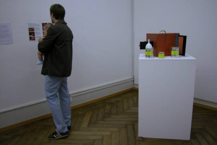 Blick in einen Ausstellungsraum mit Apparaturen.