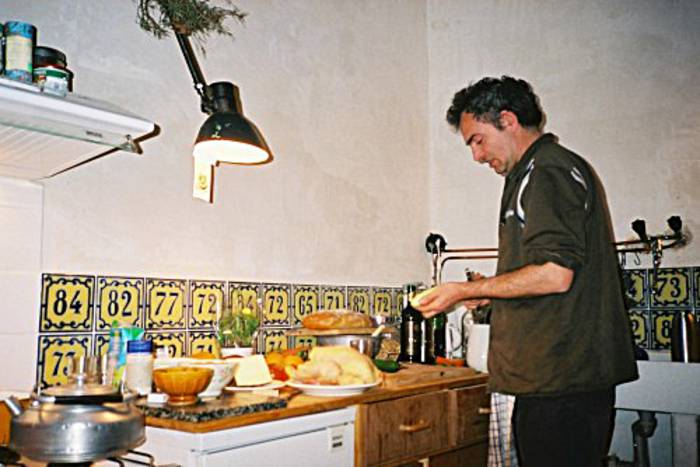 Der Filmemacher und Videokünstler Thomas Schunke bereitet in seiner Küche ein Huhn nach baskischer Art zu.