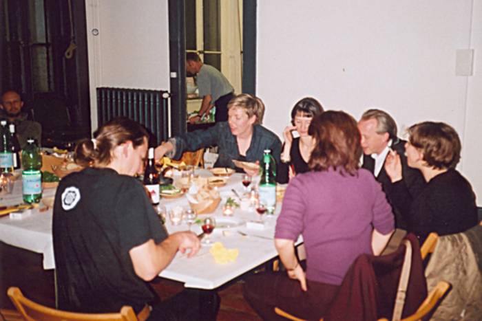 Am 11. April 2002 bereitet HOIO eine Version des berühmten «Poulé prèmyé» in den Räumlchkeiten des Genfer Kunstraums Attitudes zu.